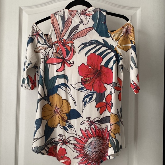 Gaze. Size small. Women’s cold shoulder top. Floral. - Picture 2 of 3